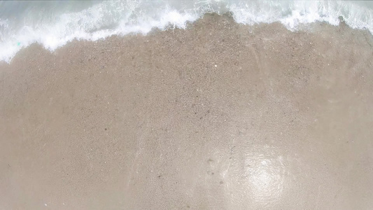 暴风雨前海浪在沙滩上冲浪慢动作视频