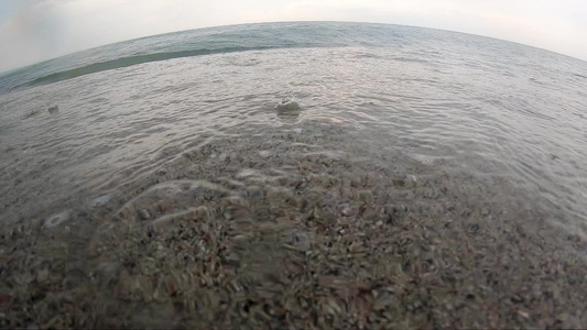 大海浪在风暴的下午冲向岩石沙滩视频