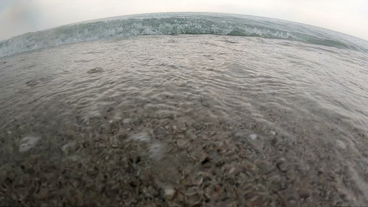 在暴风雨中沙滩上破碎的波浪缓慢运动视频