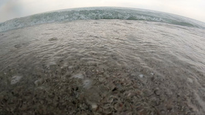 在暴风雨沙滩上破碎的波浪25秒视频