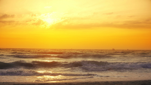 海滩上的日落—海上金色日落的宁静田园诗般的场景海浪视频