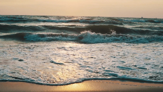日落时在海滩的波浪视频