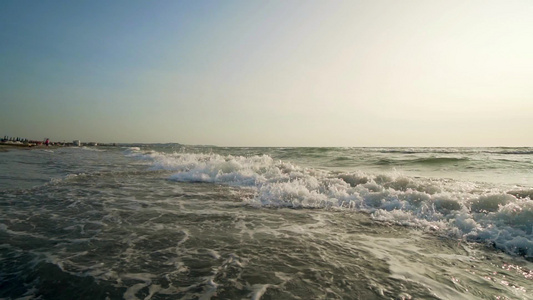 日出时在海滩的海浪慢动作视频