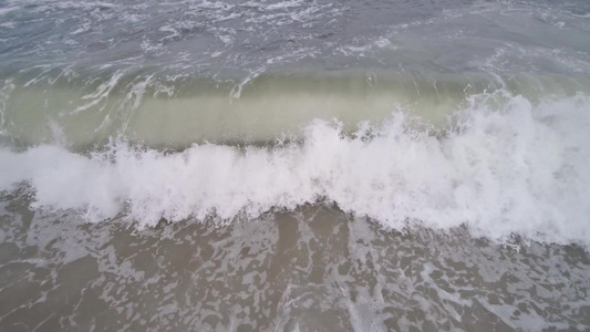 蓝色海水海浪蓝色大浪卷曲冲破一股水流视频