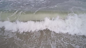 蓝色海水海浪蓝色大浪卷曲冲破一股水流24秒视频