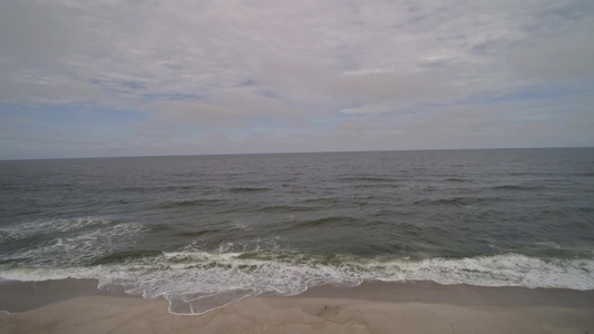 蓝色海水海浪蓝色大浪卷曲冲破一股水流视频