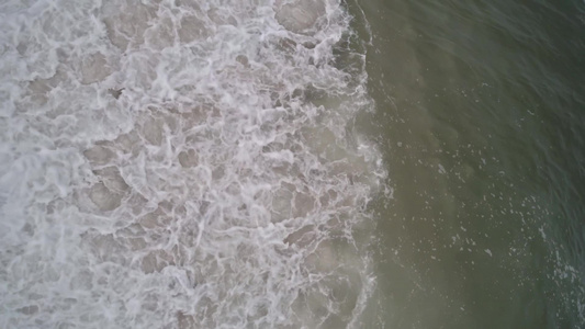 海洋中巨大的蓝色大浪断裂视频