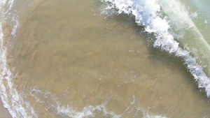 海浪的紧近席卷沙沙滩最慢运动风景18秒视频