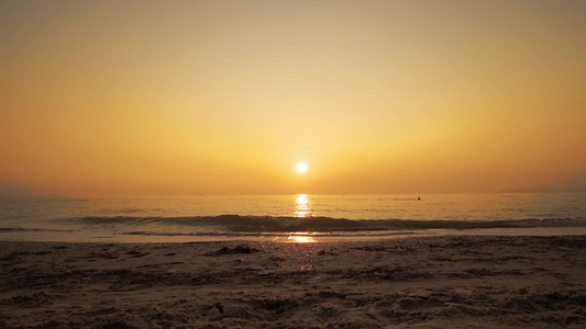 海浪的自然背景在日落日落时太阳下山缓慢地向海滩海岸视频