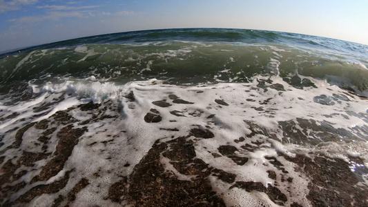 在阳光明媚的夏日海浪在岸上冲浪缓慢运动视频