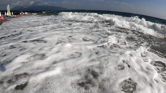 海面泡沫海浪在沙滩上缓慢地挥动视频