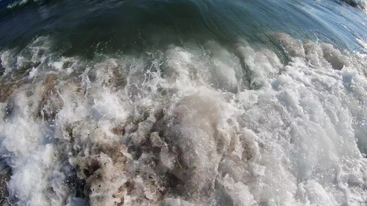海浪在海岸的缓慢飘动视频