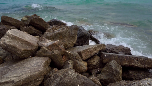 海浪在沙滩上破碎形成喷雾视频