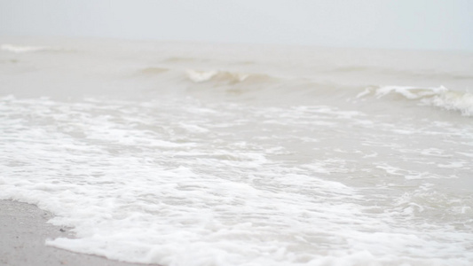 暴风日的强力海浪视频