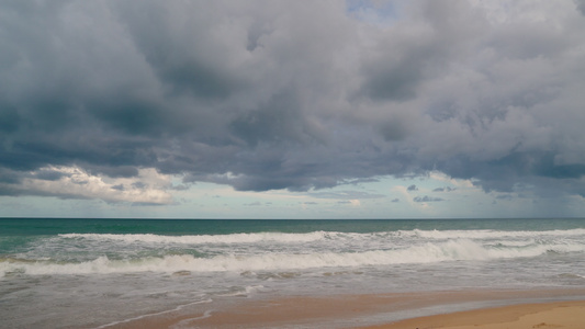 自然视频海浪与云向海岸移动夏季的普吉海是高强烈和泡沫状视频