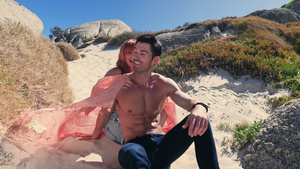 女人在沙滩上拥抱男人15秒视频
