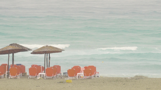 沙滩上有雨伞和太阳床没有人在暴风雨前视频
