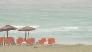 沙滩上有雨伞和太阳床22秒视频