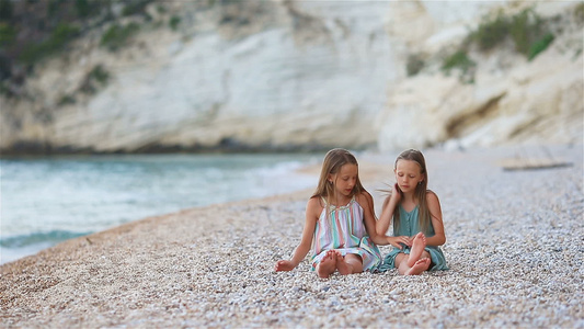 暑假期间在热带海滩玩得开心的小女孩一起玩耍;和视频