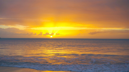 美丽的日落在奇异的加勒比海滩上视频