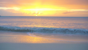热带卡比巴海滩上多彩多彩的美丽日落24秒视频