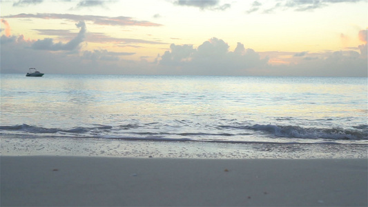 奇异的卡比巴海滩上美妙美丽的日落视频