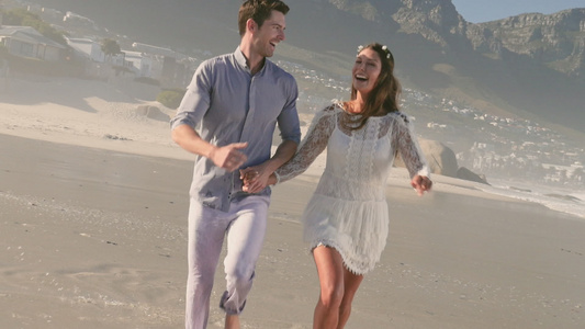 在海滩上奔跑的情侣视频