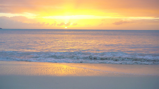奇异的卡比巴海滩上美妙美丽的日落视频