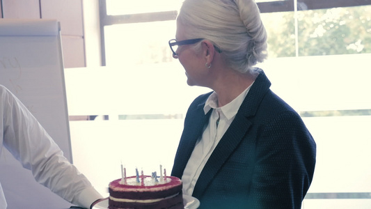 拿着生日蛋糕的女人视频