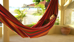 可爱的小女孩在热带度假在吊床上放松休息36秒视频