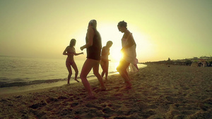 一群快乐的年轻人在海滩上跳舞20秒视频