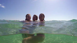 一群欢乐的朋友在夏季在水里玩耍30秒视频