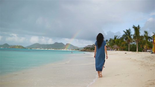 在热带海岸的年轻美女快乐的女孩在白色沙沙热带海滩上视频