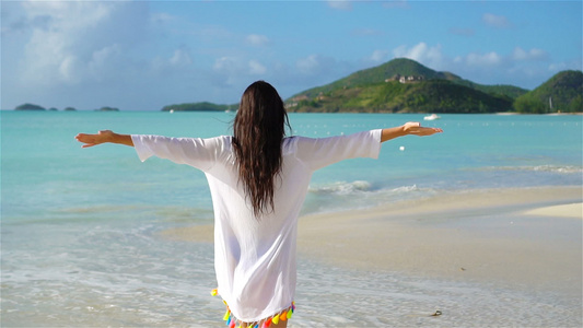 快乐的旅游女孩享受她的海滩度假视频