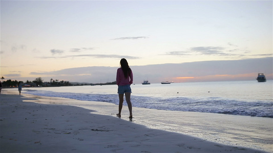 年轻美女在热带海滨玩得开心视频