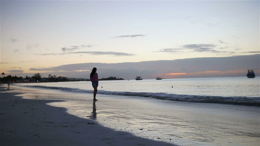 年轻美女在热带海滨玩得开心视频