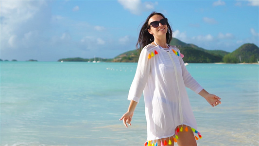 年轻美女在热带海岸玩得开心快乐女孩在白色沙滩上漫步视频