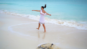 在热带海滨的年轻美女眼前是美丽的白沙滩上穿着漂亮裙子11秒视频
