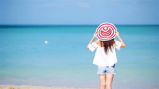 在热带海岸玩得开心的年轻美女快乐的女孩跑在白色沙沙视频