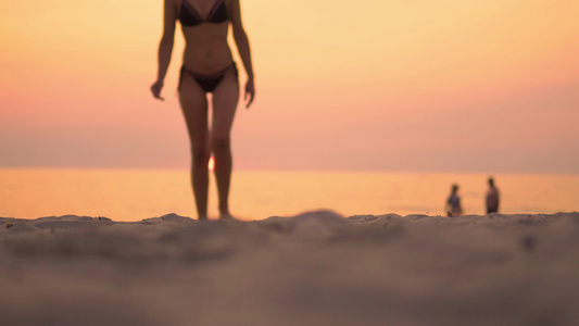 性感女人在沙滩上行走在热带海滩日落时视频
