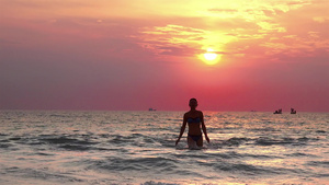 漂亮的模特儿从日落的海水里出来30秒视频