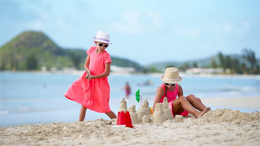 在沙滩上度暑假的可爱小姑娘们视频