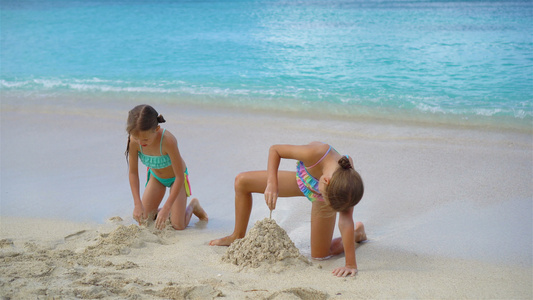 在沙滩上度暑假的可爱小姑娘们视频