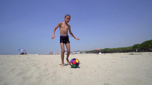 儿童在海滩上踢足球视频