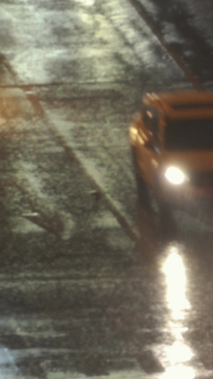 城市暴雨街头路口交通堵车拥挤街道行人素材汽车素材59秒视频