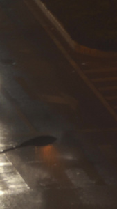 城市暴雨街头路口交通堵车拥挤街道行人素材交通素材视频