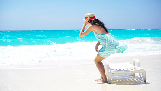 白色沙滩热带海滩上的年轻美女帽子背景海中的caucasian视频