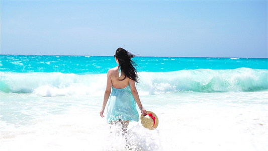 在白色沙滩热带海滩上年轻美女视频