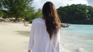 在白色热带沙滩上的年轻美女35秒视频