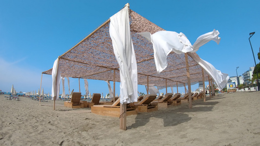 海面的白色帐篷床单缓慢地在微风中飘动视频
